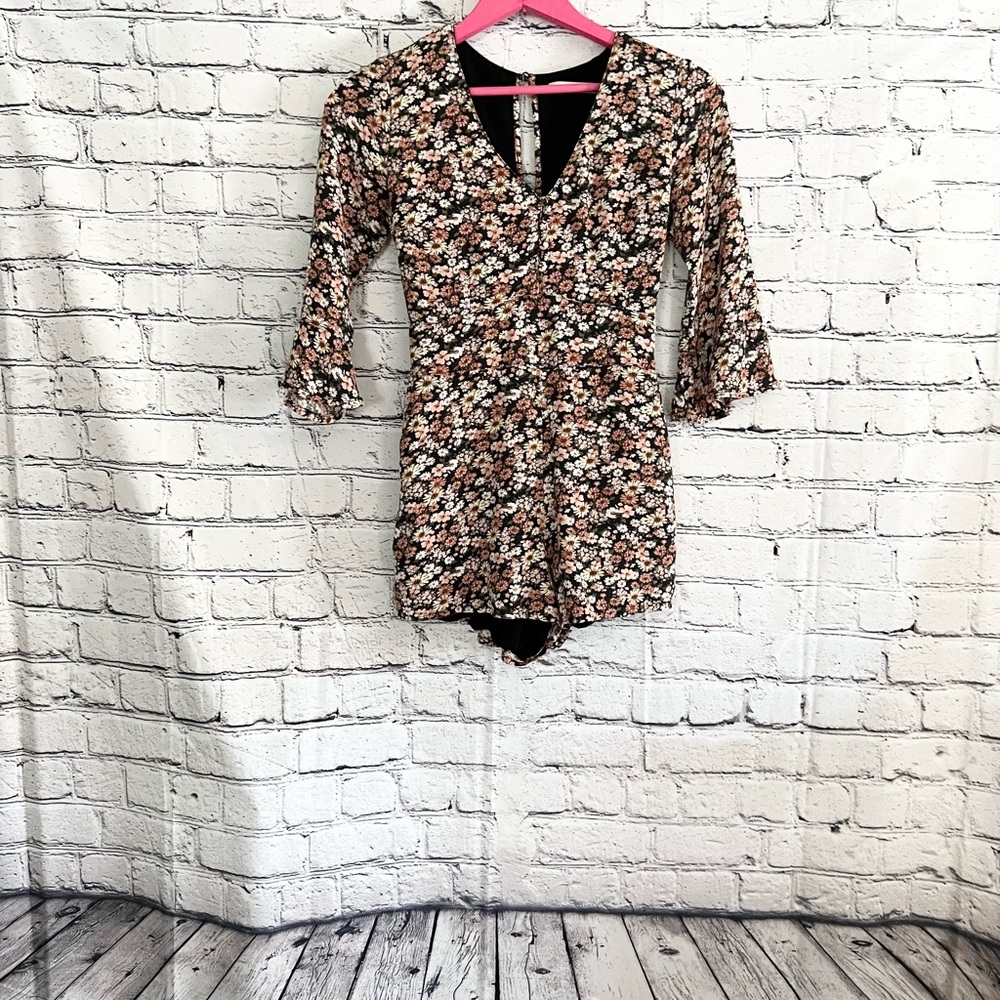 ABERCROMBIE & FITCH. Floral romper. Size XS
